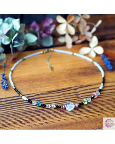 Naszyjnik z surowym kryształem górskim.