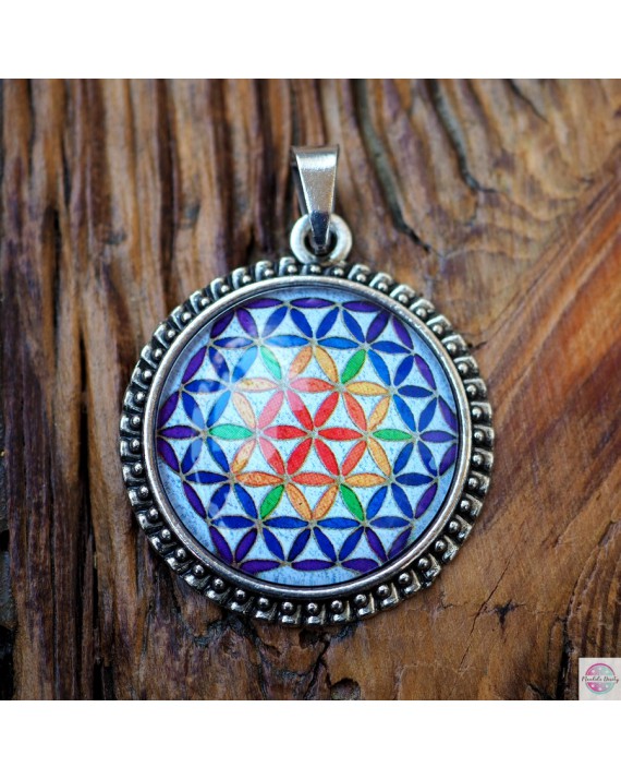 Medalion z mandalą "Kwiat Życia".