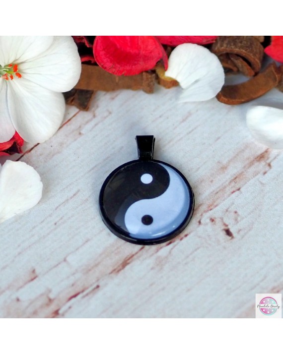 Zawieszka z symbolem Yin Yang.